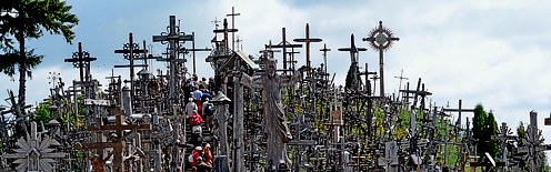 Berg der Kreuze: bei Siauliai zieht ein 10 m Berg Pilger an; seit 1831 wechselvolle Geschichte; 1993 Papstbesuch = Pilgersttte