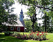 Park Turaida: romantische Kirche unter alten Bumen