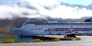 Lirica im Hafen von Isafjordur - Wolkenbnke ziehen durch