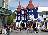 fr die lange Zeit der Dunkelheit/Dmmerung bringen Gebude etwas Farbe in diese Zeit