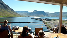 raus aus dem Fjord zum Europischen Nordmeer; Kaffeezeit am Heck ...
