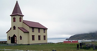 Einsame Kirche am "Ende der Welt" mit Friedhof