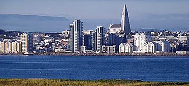 Im Morgennebel - vorbei an der Skyline der Stadt in den Hafen: Reykjavik