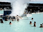 Badende tummeln sich um den Zufluss des Wassers