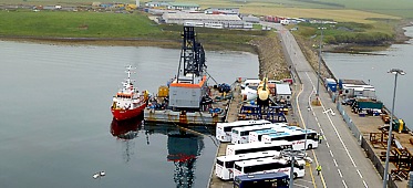 Im Bau befindlicher Anleger von Kirkwall; Busse vom Festland stehen bereit.