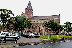 St-Magnus-Kathedrale, Trauung, Hochzeitsgesellschaft vor dem Kirchenportal