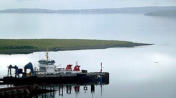 Bucht von Scapa Flow im Nebel/Nieselregen