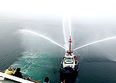 Feuerlschboot begrt Kreuzfahrtschiff