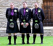 Mnner der Hochzeitsgesellschaft in der Tracht eines Clans