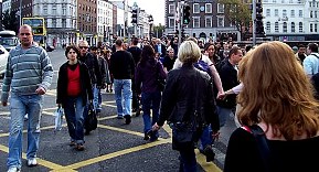 Fußgänger beim Überqueren der O´Connell Bridge; Rot an der Ampelanlage wird eher übersehen; Fußgängermassen zwingen Autofahrer zum Halten