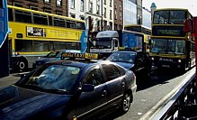 Enge Straßen am River; Nahverkehr wird ausschließlich mit Bussen bewältigt; PKW,LKW, Busse nutzen auf Tuchfühlung die Straßen z. T. dreispurig