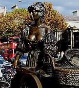 Fischverkäuferin Molly Malone Statue; Fotoobjekt an der Ecke Colleg Green Suffolk Street