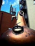Destillierkolben aus Kupfer am Eingang der Brennerei Old JAMESON