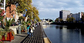 Blick auf den River Liffey vom Ormond Quay Lower an der Millenium Bridge; Flanierweg am Ufer des Flusses