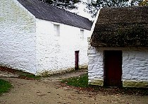 Rekonstruierte Häuser der alten (Irland) und der neuen Welt (USA) bezeugen die Lebenssituation der Bewohner; die Inneneinrichtung mit Gebrauchsgut, der Kamin mit Torffeuerung vermitteln Stimmungen zu den ehemaligen Bewohnern;