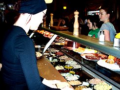 Speisenbar am The Diamond nur für Sandwichs. Auf Zuruf werden Sandwichs mit gewünschten Belägen hergestellt. Großer Andrang durch Kinder/Jugendliche ...