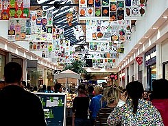 Vor Helloween gestalten Einkaufzentren Ausstellungen mit Schlerzeichnungen. Am Sonnabend ist keine Schule; Mdchen/Jungen gehen in getrennte Schulen. Man trifft sich und kauft ein. Derry scheint nur aus Kindern/Jugendlichen zu bestehen!!!