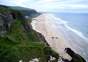 Aussicht vom Mussenden Tempel über den Strand mit Eisenbahnlinie ...