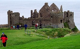Dunluce Castle, Hochburg des schottischen McDonnell Clans im 16. Jh. mit geheimen Zugang vom Wasser her. 1588 zerschellte ein mit Schätzen beladenes Schiff an der Klippe; Sorley Boy McDonnell konnte sein Anwesen modernisieren.