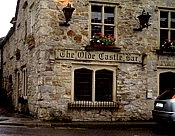 Irische Pubs sind etwas ganz Besonderes. Das Guinness, ein wrziges schwarzes Bier, wird vorwiegend getrunken. Ein pint Guinness kostet allerdings 4,20 Euro. Livemusik und Singen, Tanzen ganz spontan sind blich, auch ein Kamin. Geraucht wird berall vor der Tr. Fr Raucher gibt es keine Ausnahmen!!!