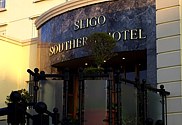 In gut ausgestatteten Hotelzimmern findet man eine Minikche fr Tee und Kaffee. Rauchmelder mit sehr empfindlicher Einstellung verhindern Rauchen im Zimmer. Geraucht wird vor der Tr. Mehrmals gab es Alarm. Weniger positiv ist zu vermerken, dass in der Zeit des SAT-Fernsehens nur regionale Sender aufgeschaltet sind. Auslndische Zeitungen waren selbst in den groen Hotels nicht zu finden!!!