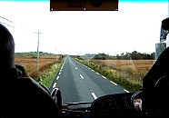 Fahrt durch das Land. Eine neu angelegte Strae durchzieht die Landschaft. ltere Straen sind sehr schmal, kurvig und auf beiden Seiten durch Hecken, Steinwlle oder dicht stehende Bume gesumt. Manchmal fhrt man wie durch einen Tunnel.