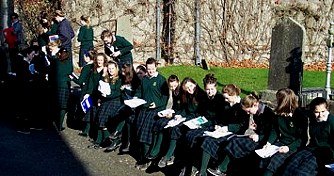 Schlerinnen werden in einem parkhnlichen Friedhof von ihrem Lehrer unterwiesen. Schulen und andere Kindereinrichtungen werden grundstzlich von der katholischen Kirche gefhrt und auch finanziert ber Zuwendungen des Staates und grozgigen Spenden. Alle Schulen sind nach Jungen/Mdchen getrennt. Jede Schule trgt ihre eigene unverwechselbare Schulkleidung, die modisch und landestypisch ist. Der Staat schreibt den Unterrichtsstoff vor.