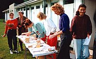 Schlerinnen untersttzen mit ihren Lehrern ein Schwimmfest fr jngere Mitschler.