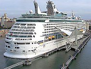 Vor kurzer Zeit angelegt:" Voyager of the seas"; operiert in der Karibik; 330 m lang