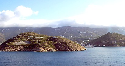 Hafeneinfahrt: Blick auf St. Thomas, das PARADIES!!!