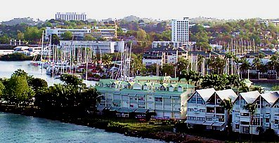 Hafeneinfahrt mit Blick auf Pointe a´Pitre in den Morgenstunden