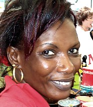 Marktfrau an einem Stand fr Textilien auf Guadeloupe