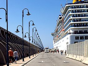 Hafenmole Malaga: Wehmut - ein letztes Mal geht es an Bord; nach einem Seetag ist Savona erreicht
