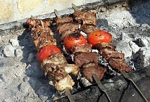 Schaschlikzubereitung auf langgezogenen Grillrosten