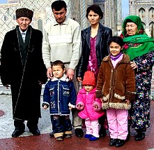 Wochenendausflug in Familie; Familienfoto mit noch traditionell gebundenen Groeltern, Kindern und Enkeln