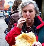 Auf jedem Basar wird Fladenbrot laufend frisch angeliefert. Warmes Brot ist unwiderstehlich ...